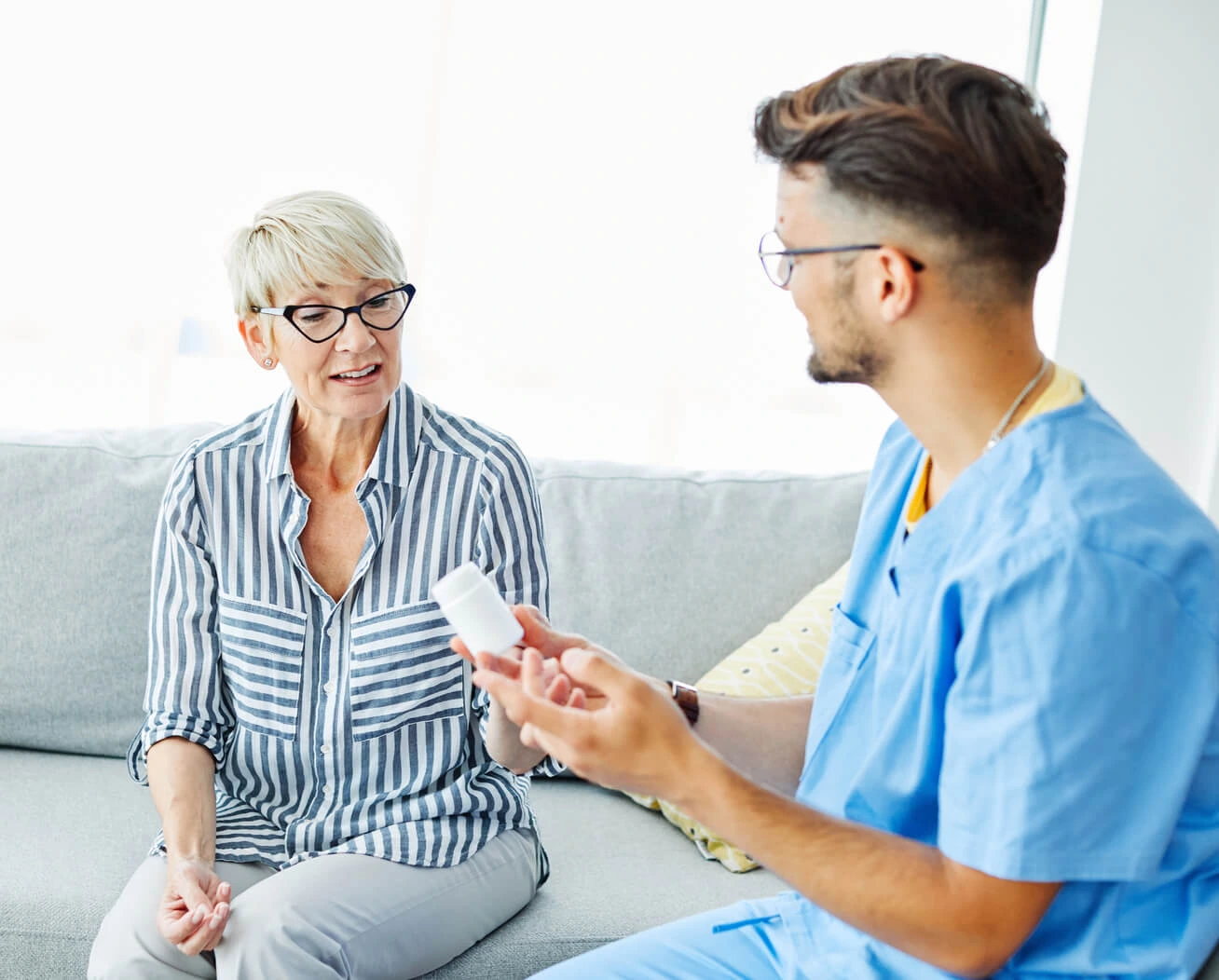 Professionelles Pflegeteam bei der Betreuung von Senioren - qualifizierte Pflege